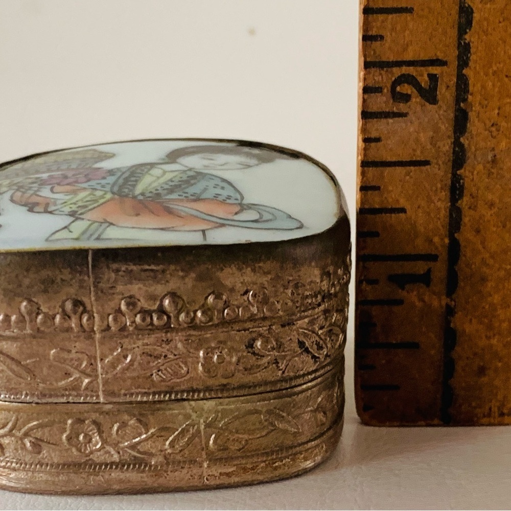 Vintage Asian porcelain shard lid metal silver trinket box - Picture 2 of 9